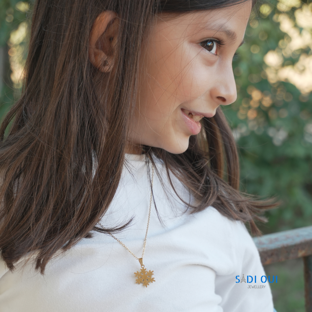 Colar dourado do Conjunto Floco de Neve Winter Magic em look lateral, joia de inverno SADI OUI Jewellery