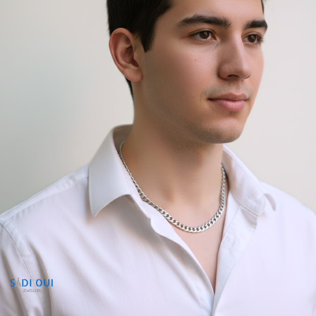 Corrente Masculina Base em aço inoxidável prateado no pescoço de um modelo com camisa clara