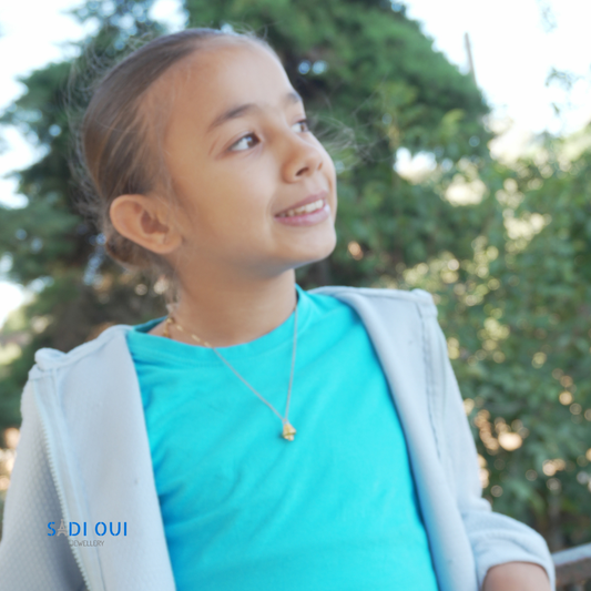 Colar Árvore de Natal 3D Shine dourado em destaque ao peito, joia de Natal SADI OUI Jewellery
