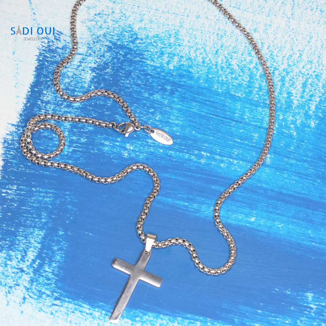 Colar Cruz Base em aço inoxidável prateado em fundo azul
