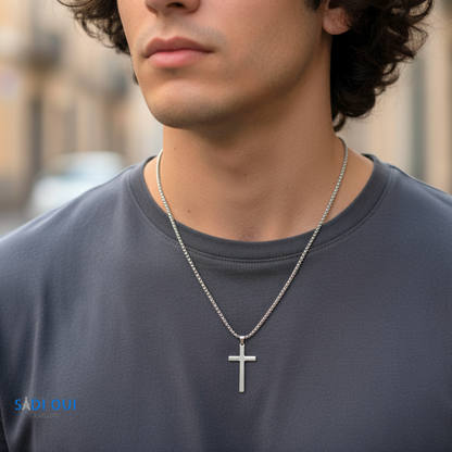 Colar Cruz Base em aço inoxidável prateado no pescoço de um modelo com t shirt cinzenta
