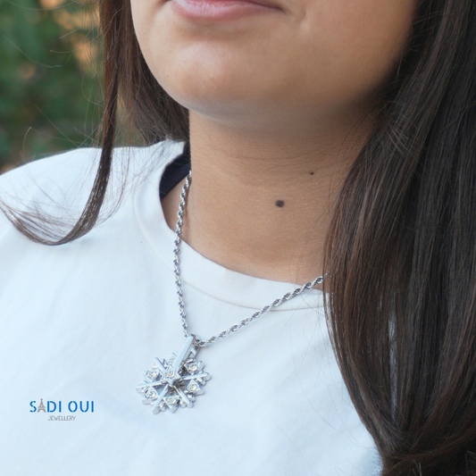 Colar Floco de Neve Brilhante Shine em aço inoxidável 304 e titânio prateado, Flash Edition especial de Natal, joia jovem para brilhar diferente, SADI OUI Jewellery
