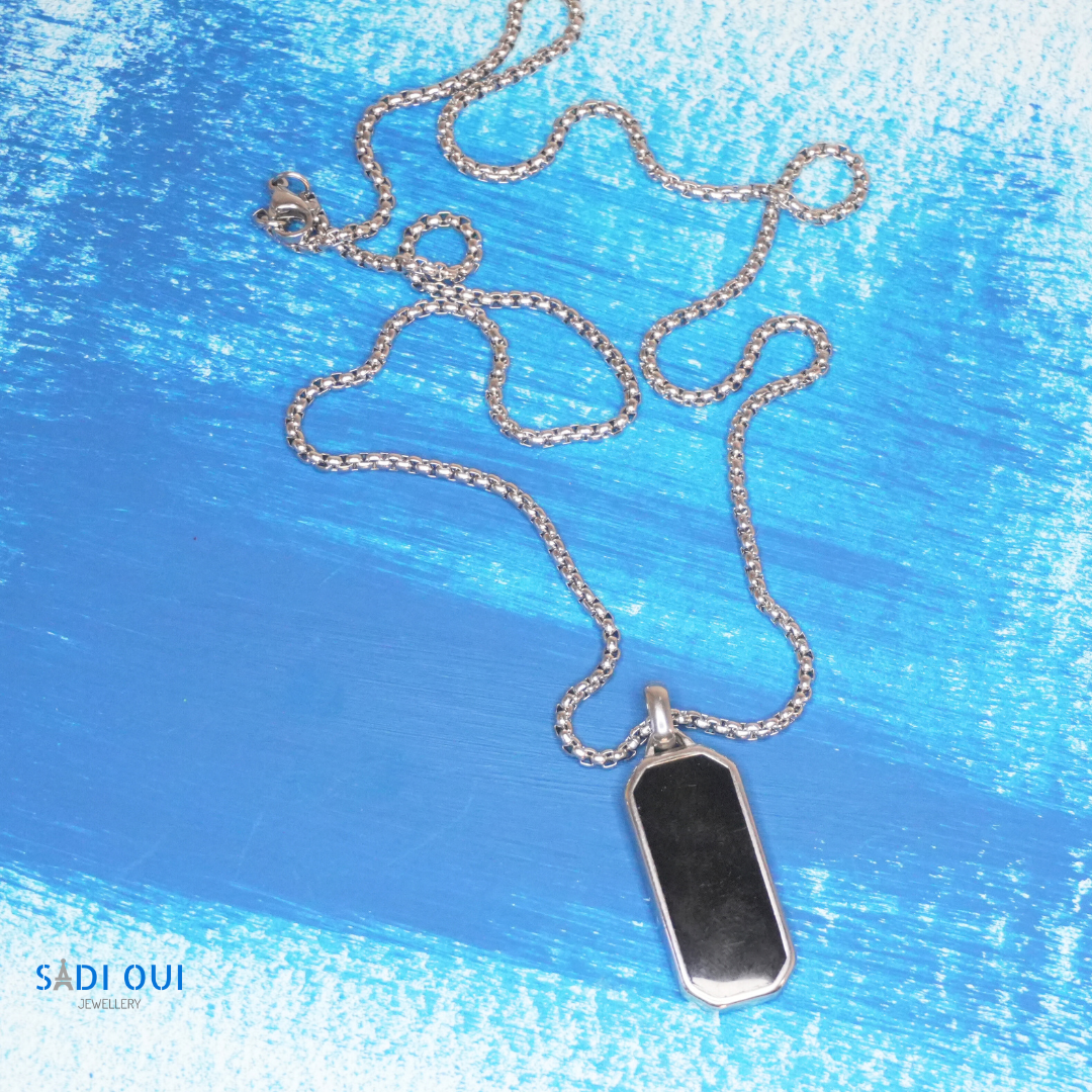 Colar Tag Base em aço inoxidável prateado em fundo azul
