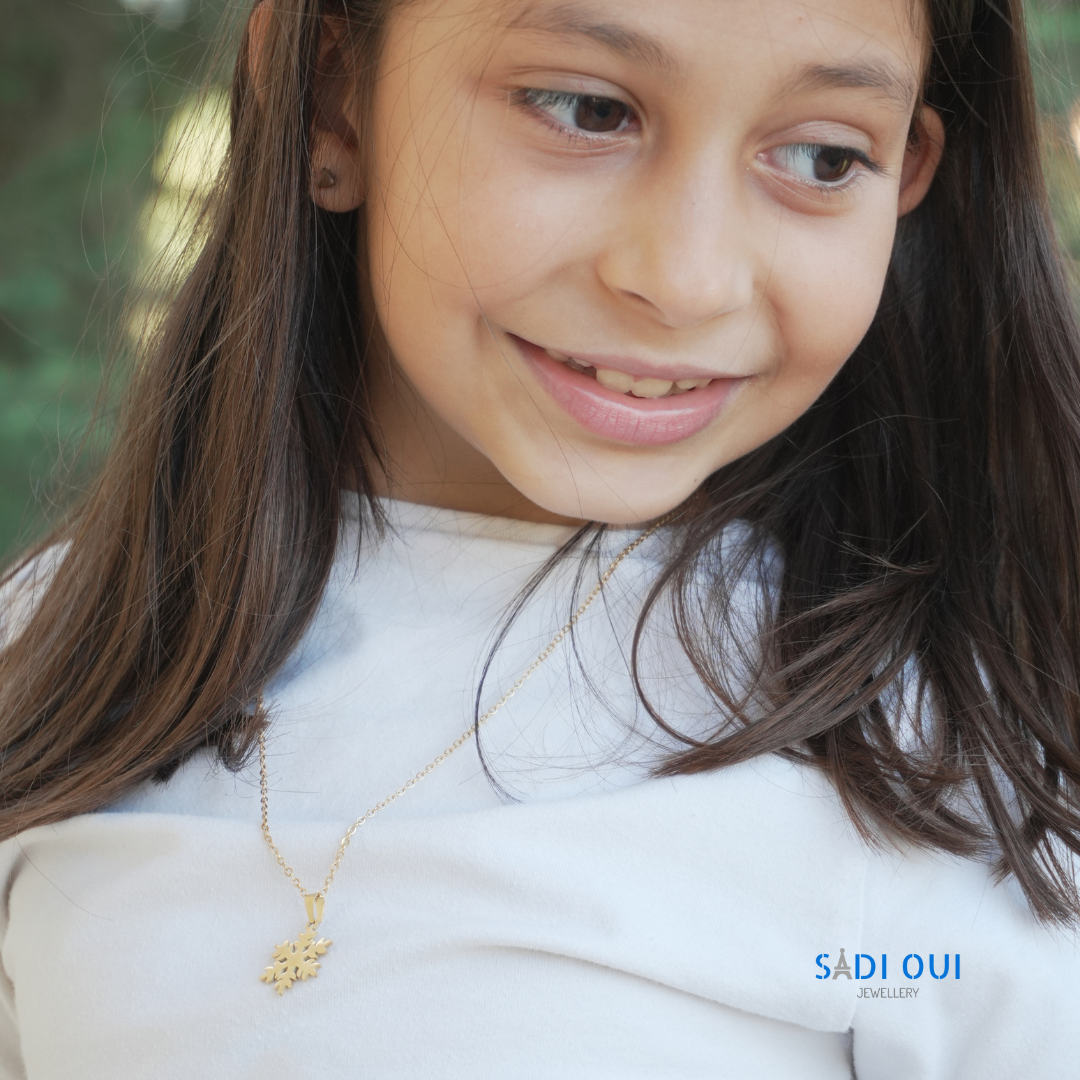 Colar dourado do Conjunto Floco de Neve Winter Magic usado ao peito, look de inverno SADI OUI Jewellery
