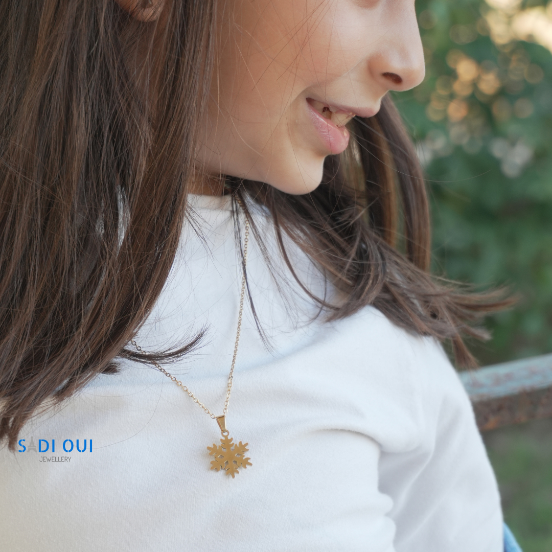 Colar dourado do Conjunto Floco de Neve Winter Magic usado ao peito, look de inverno SADI OUI Jewellery
