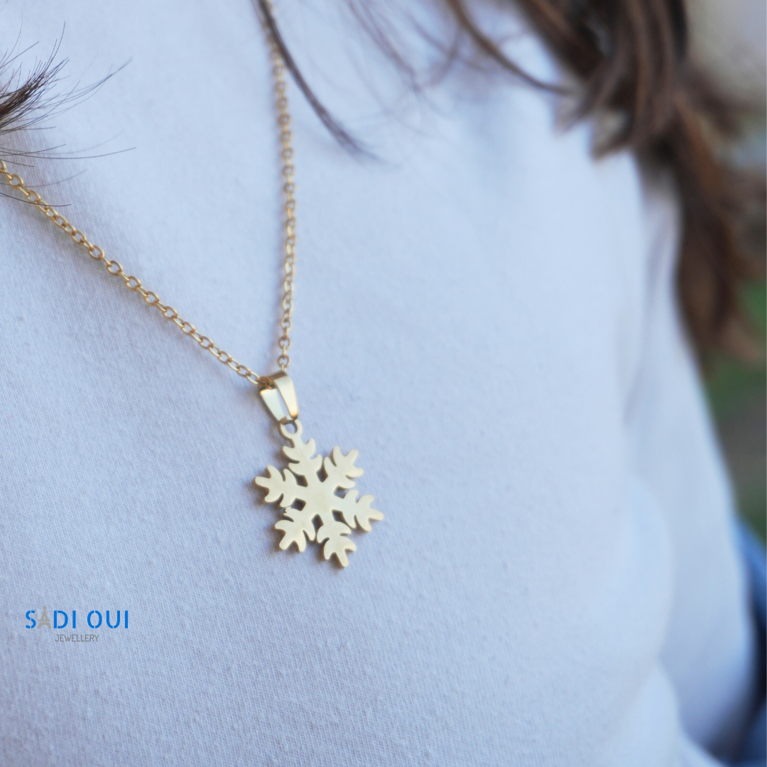 Colar dourado do Conjunto Floco de Neve Winter Magic em destaque ao peito, joia de Natal SADI OUI Jewellery
