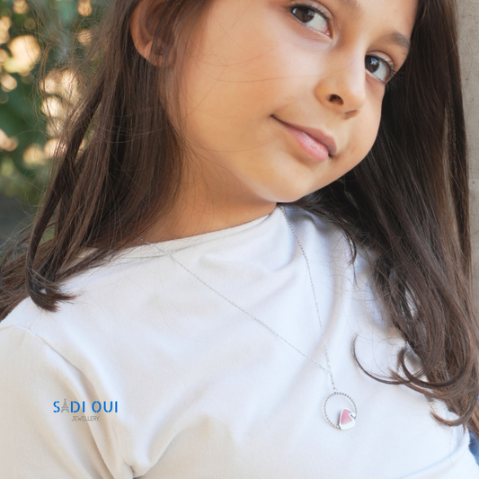 Menina a usar o colar do Conjunto Gorro de Natal Christmas Fun com pendente de gorro vermelho
