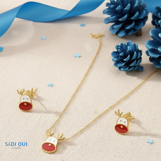 Conjunto Rena Natal Christmas Fun com colar e brincos de rena dourados em fundo bege com fita azul e pinhas
