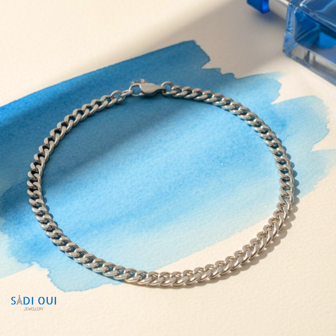 Corrente Masculina Base em aço inoxidável prateado em fundo azul
