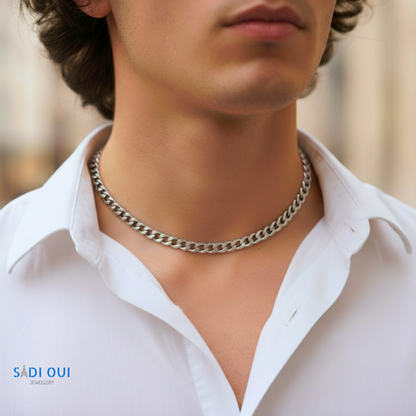 Corrente Masculina Base em aço inoxidável prateado no pescoço de um modelo com camisa branca
