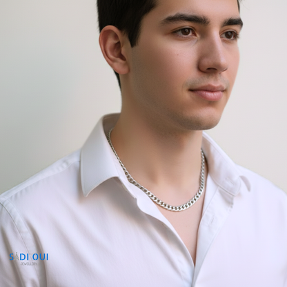 Corrente Masculina Base em aço inoxidável prateado no pescoço de um modelo com camisa clara
